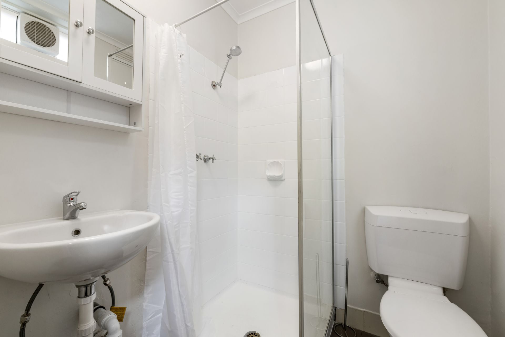 Excellent Location Close to High Street Trams & Shops!