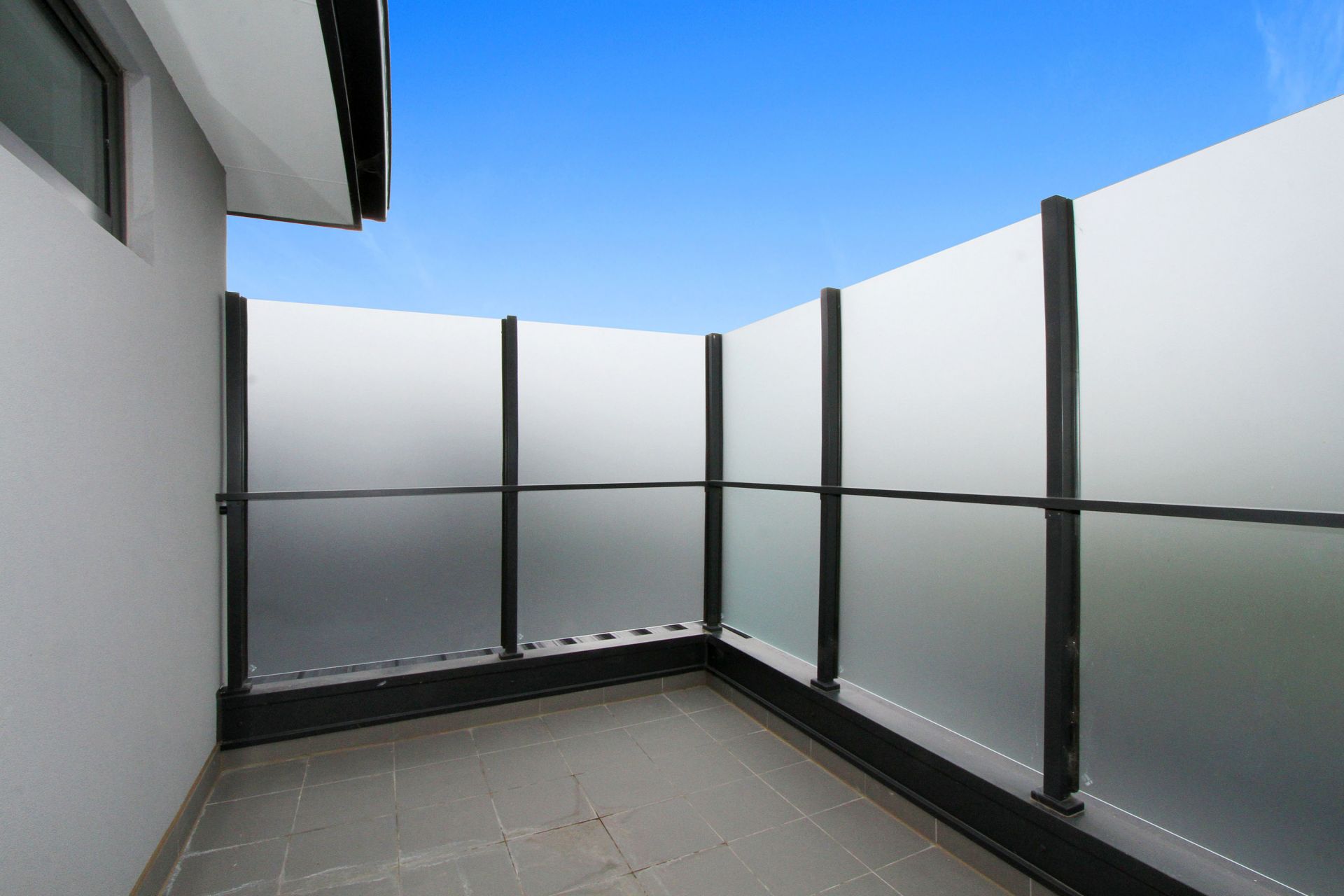 BRAND NEW - Perfect top floor apartment!