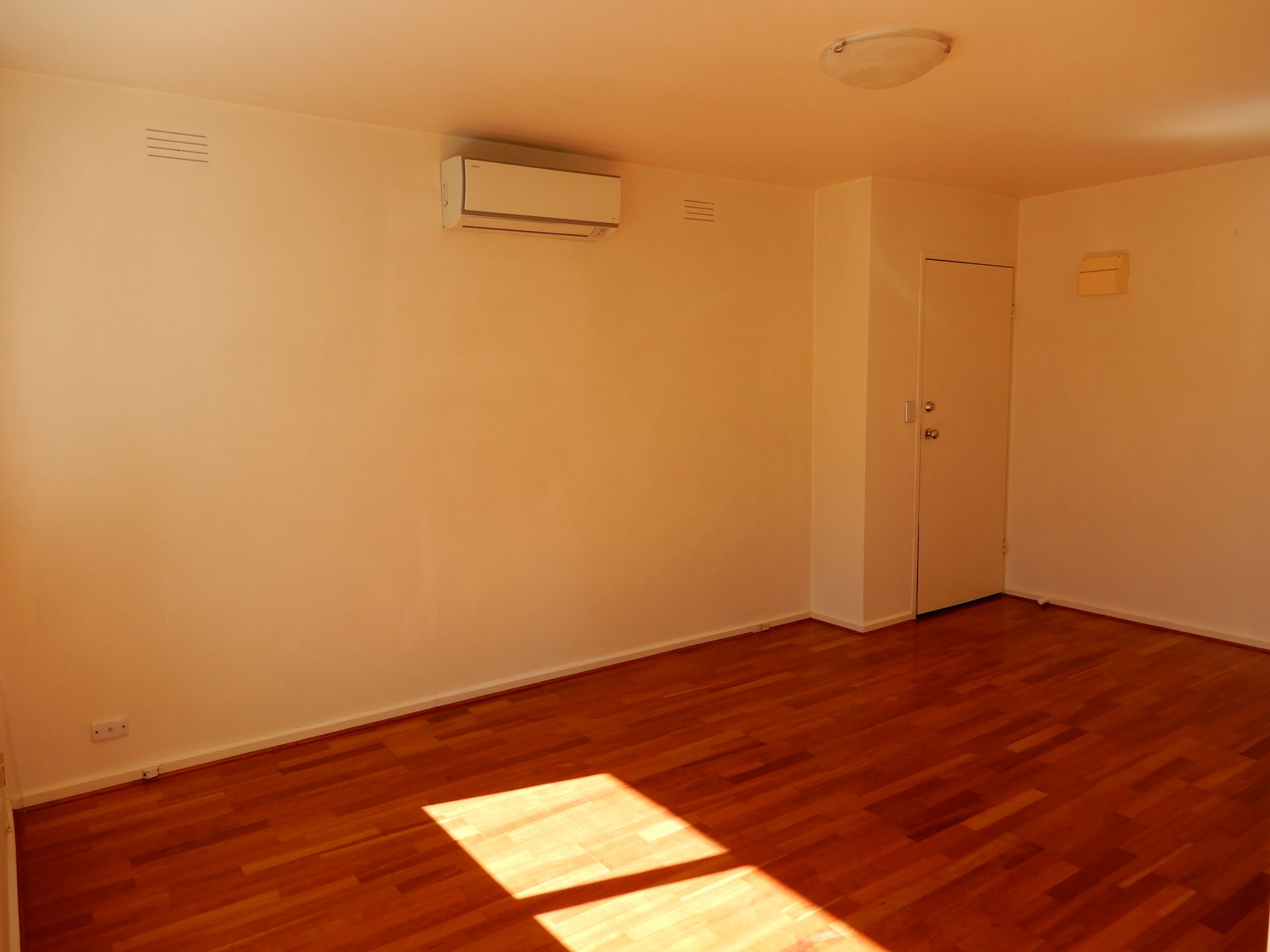 Gorgeous Ground Floor Apartment In Prime Location!