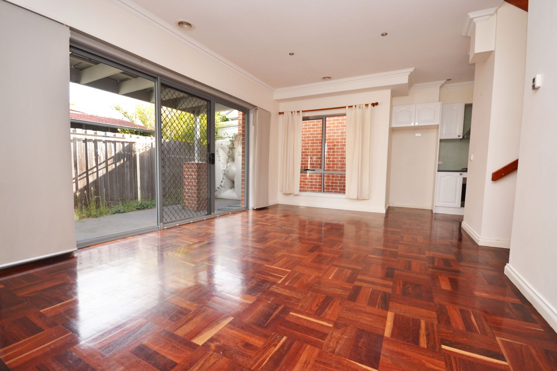 CONTEMPORARY LIVING & A FABULOUS LOCATION