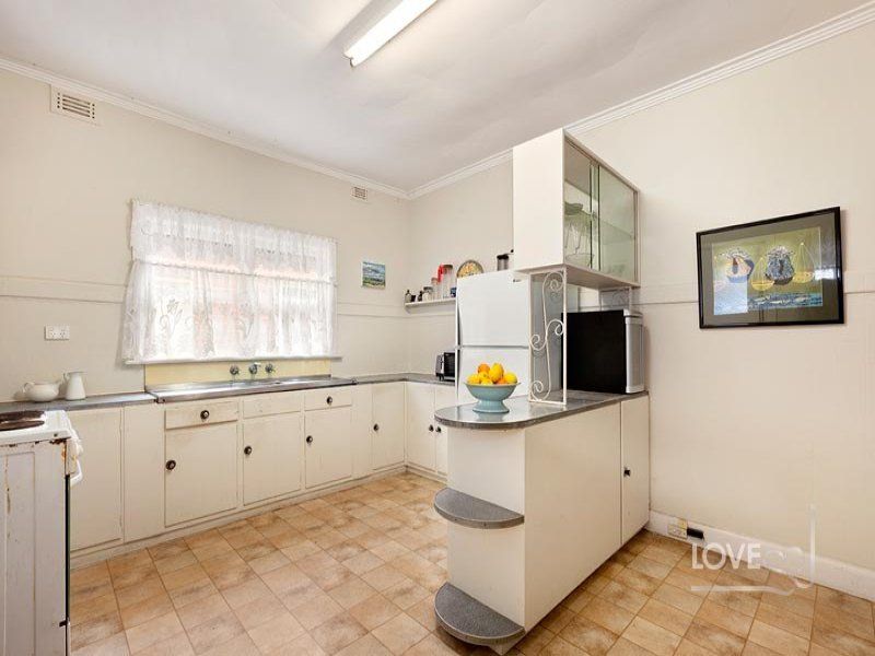 Spacious Art Deco Gem!