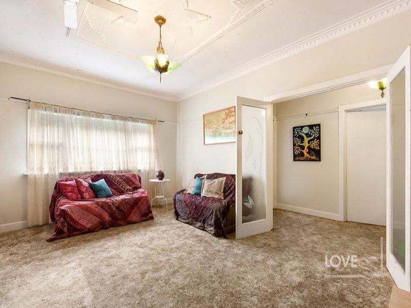Spacious Art Deco Gem!
