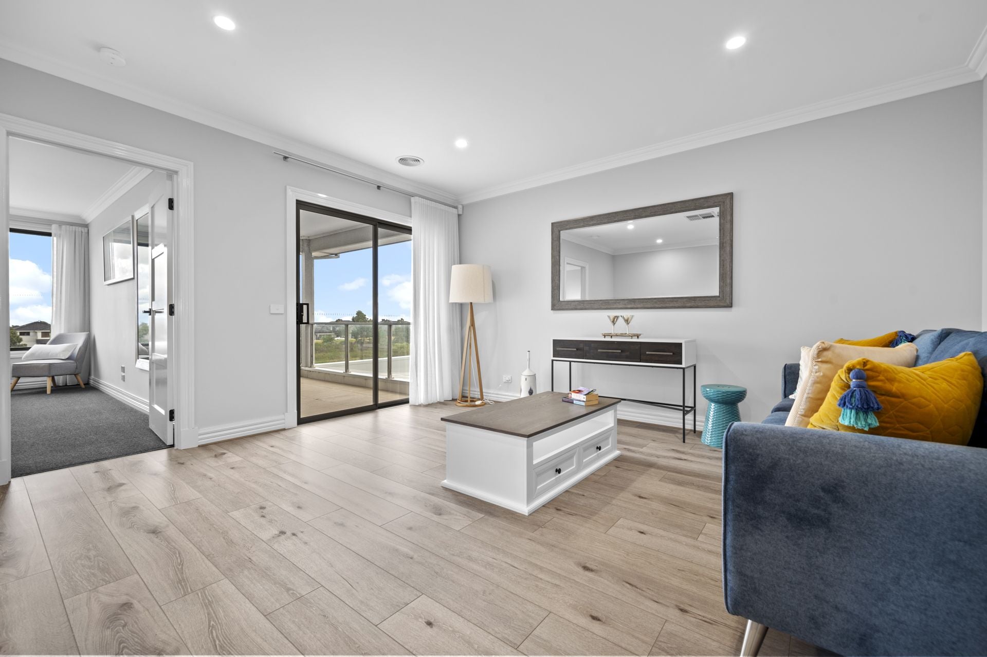FULLY FURNISHED EX DISPLAY FAMILY HOME