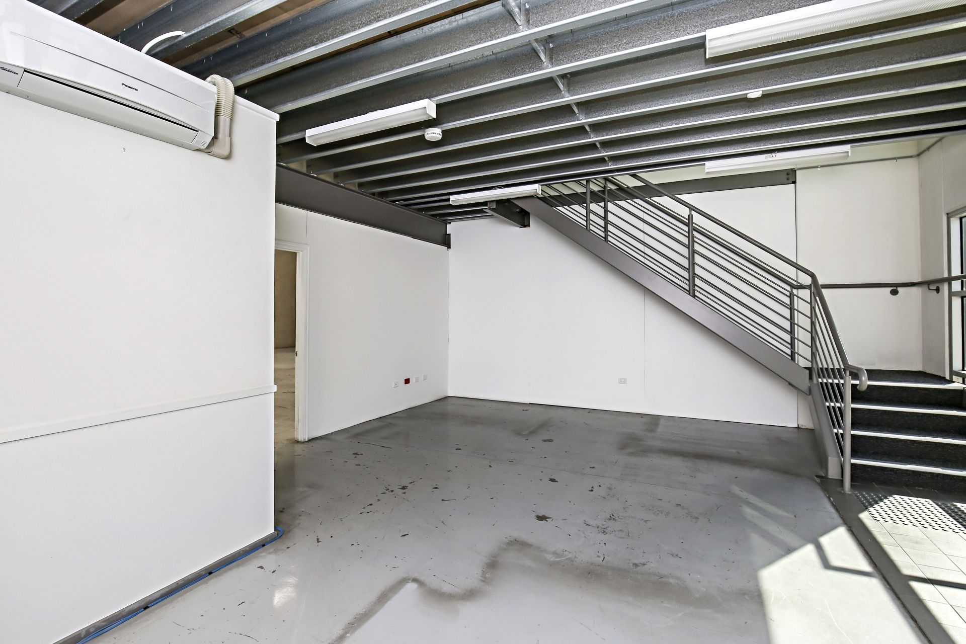 MODERN OFFICE / WAREHOUSE