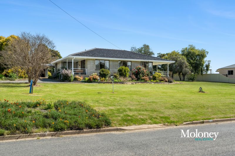 Views to the river in coveted Corowa location