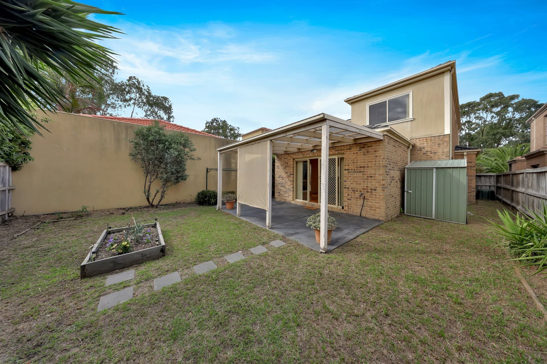BEAUTIFUL HOME, BEAUTIFUL LOCATION!
