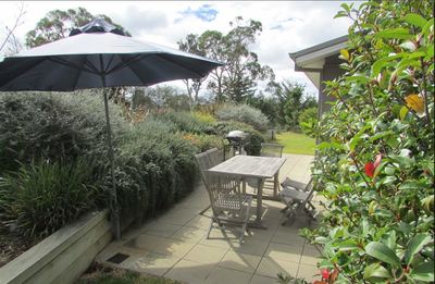 BEAUTIFULLY PRESENTED ACCOMMODATION COMPLEX FOR SALE - 10 ACRES - 4KM FROM REGIONAL CENTRE - THE ULTIMATE TREE CHANGE