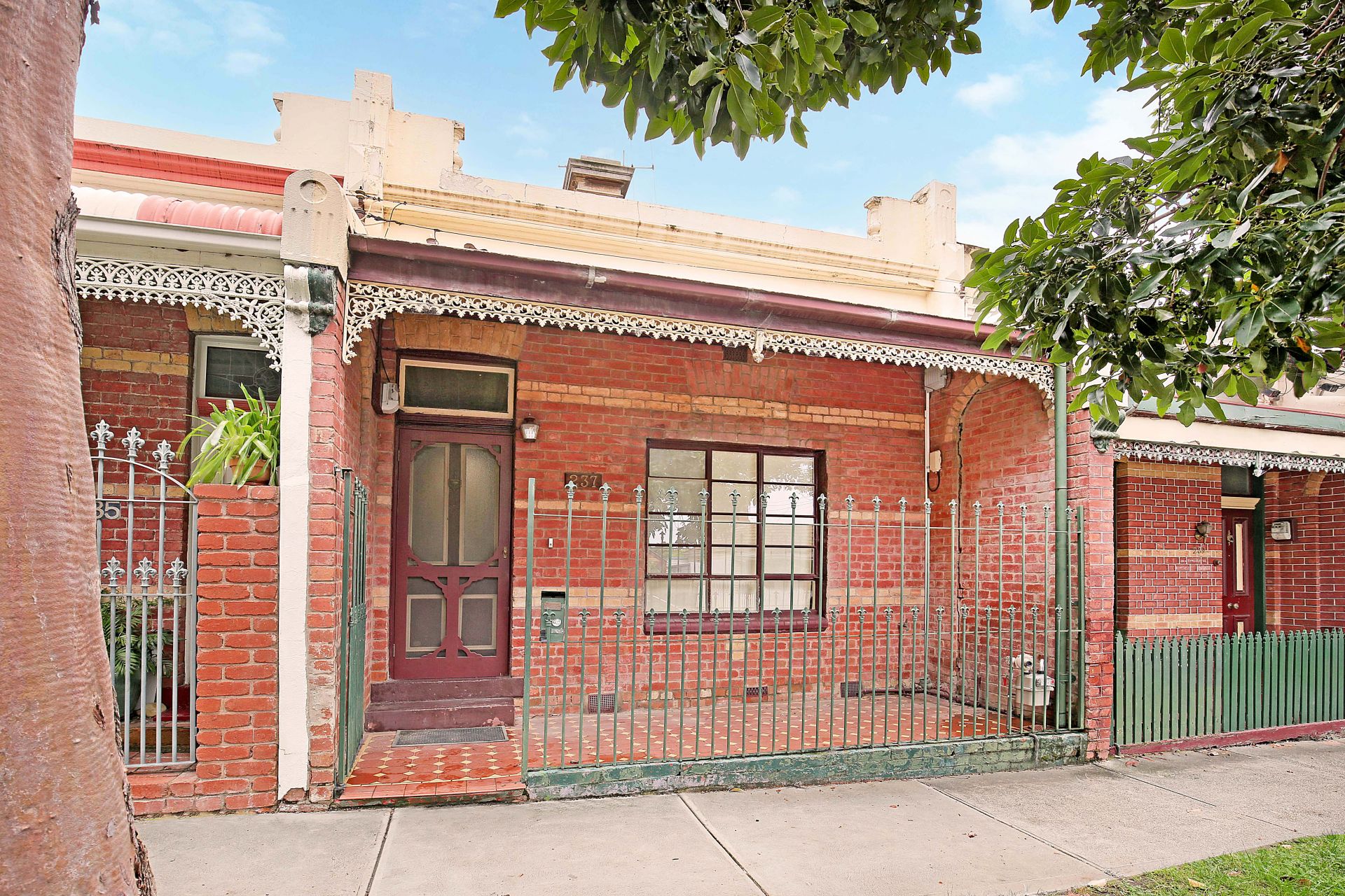 CLASSIC BRICK TERRACE IN GREAT LOCATION