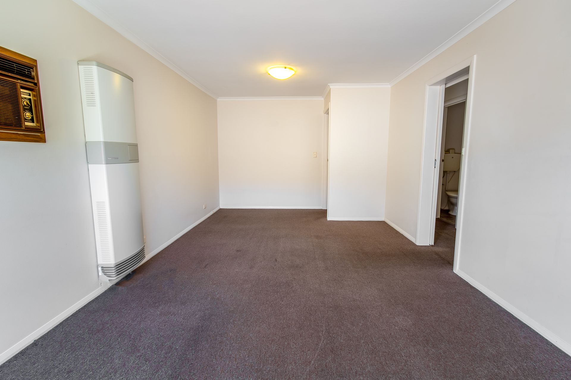 SPACIOUS UNIT IN THE HEART OF RESERVOIR!