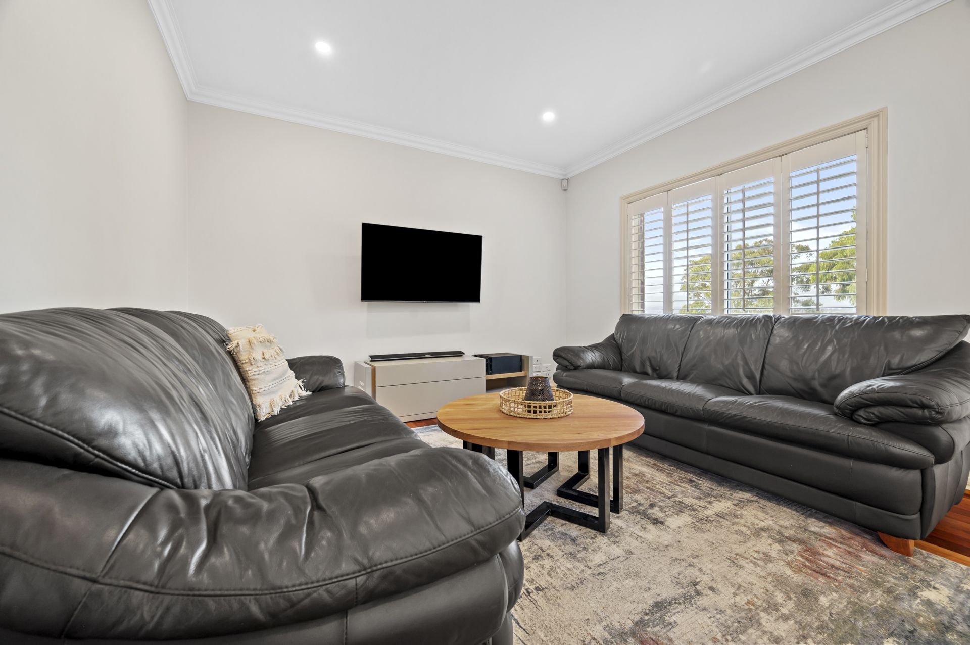INSTANTLY IMPRESSIVE FAMILY LIVING ** SIX MONTH LEASE **