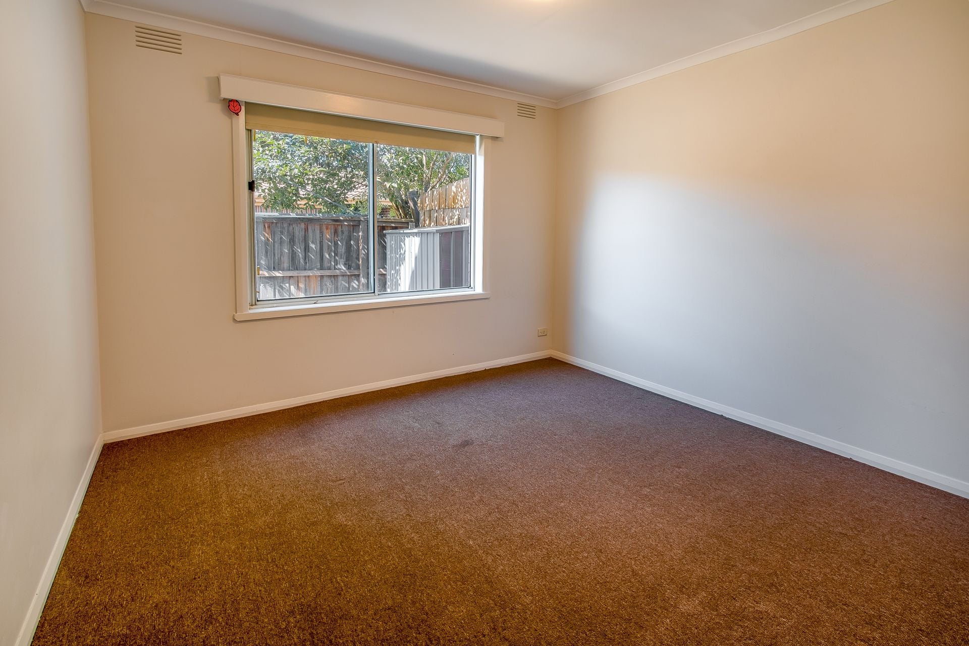 SPACIOUS UNIT IN THE HEART OF RESERVOIR!