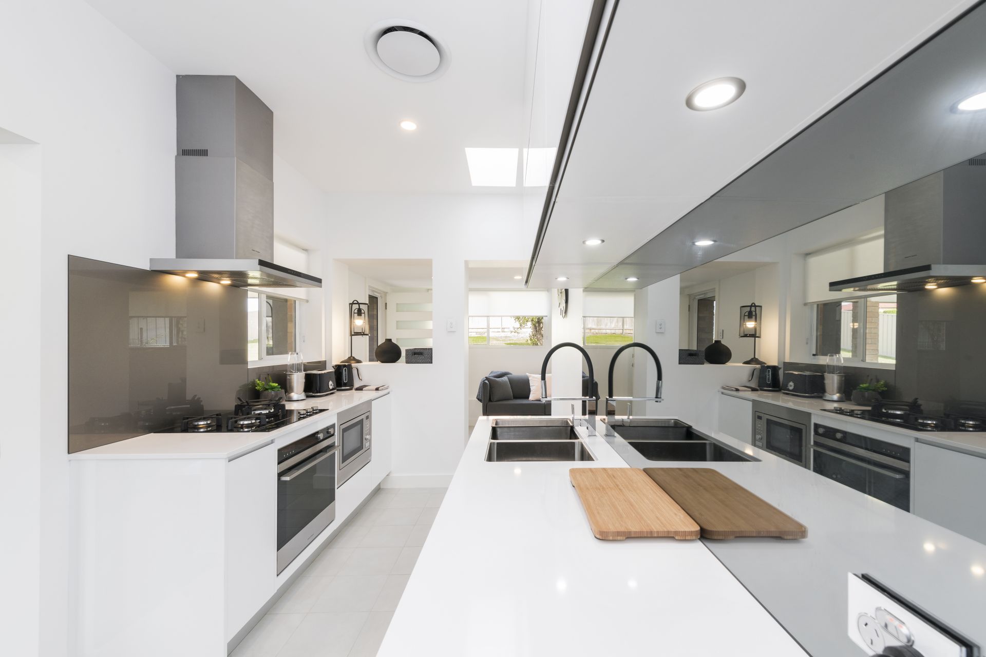 Low Maintenance & Beautifully Renovated on East Side Corner Block with R3 Zoning, Low Maintenance & Beautifully Renovated On East Side Corner Block With R3 Zoning - Thumbnail 5