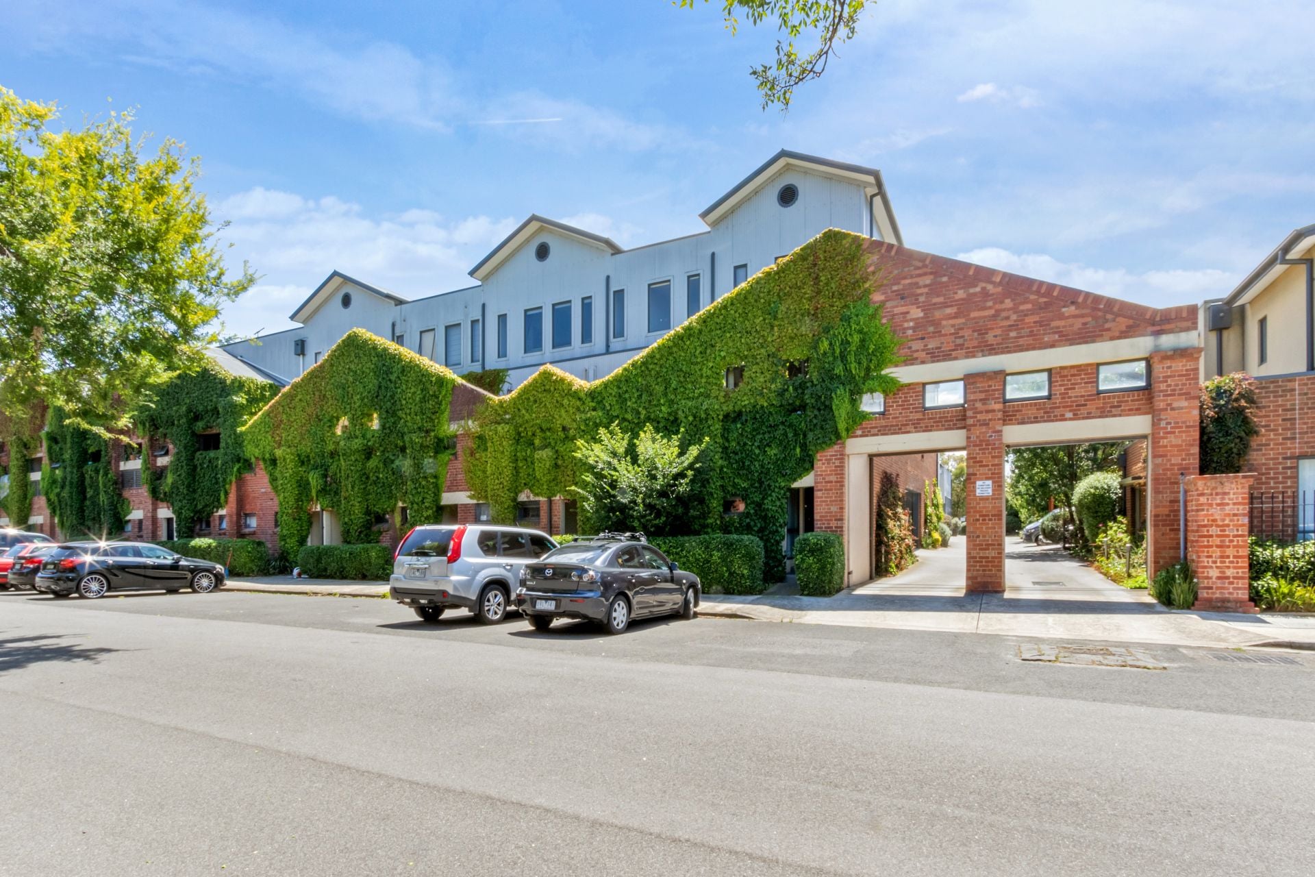 Stylish 2-Bedroom Townhouse in Melbourne's Trendy Inner North