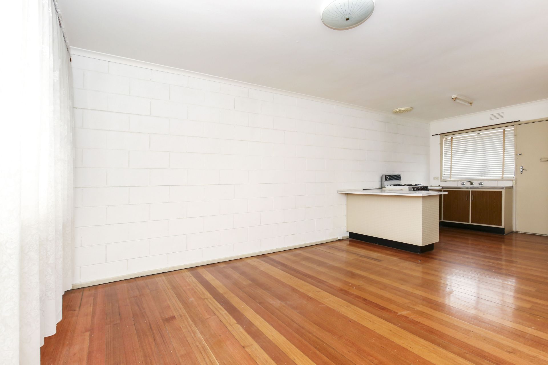 Affordable 2 Bedroom Unit with Courtyard and train station at your door step.