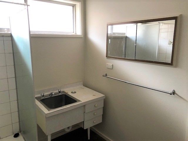 JUST A SHORT WALK FROM LA TROBE UNIVERSITY!