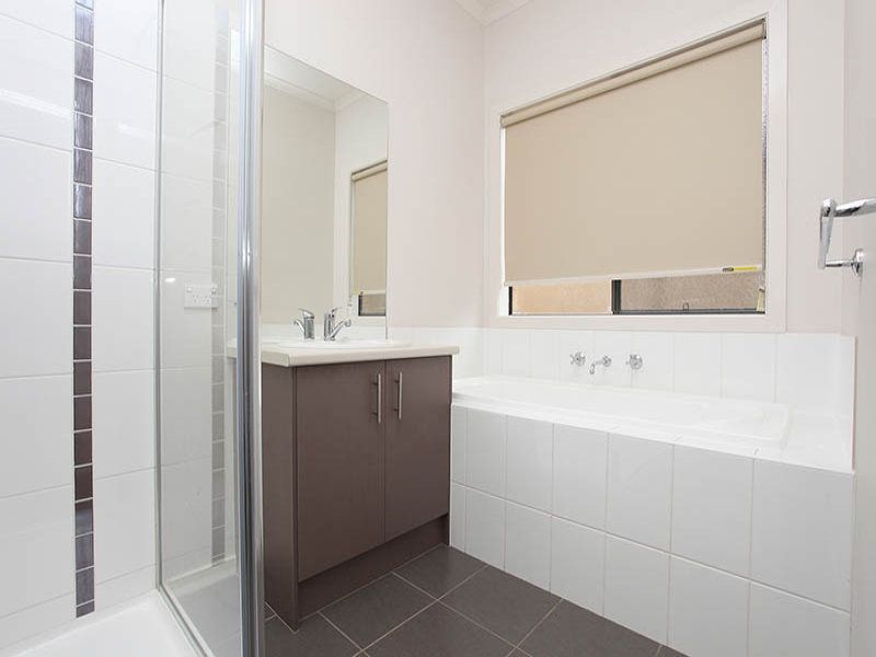 27 Aberfeldie Way, Caroline Springs - Thumbnail 8