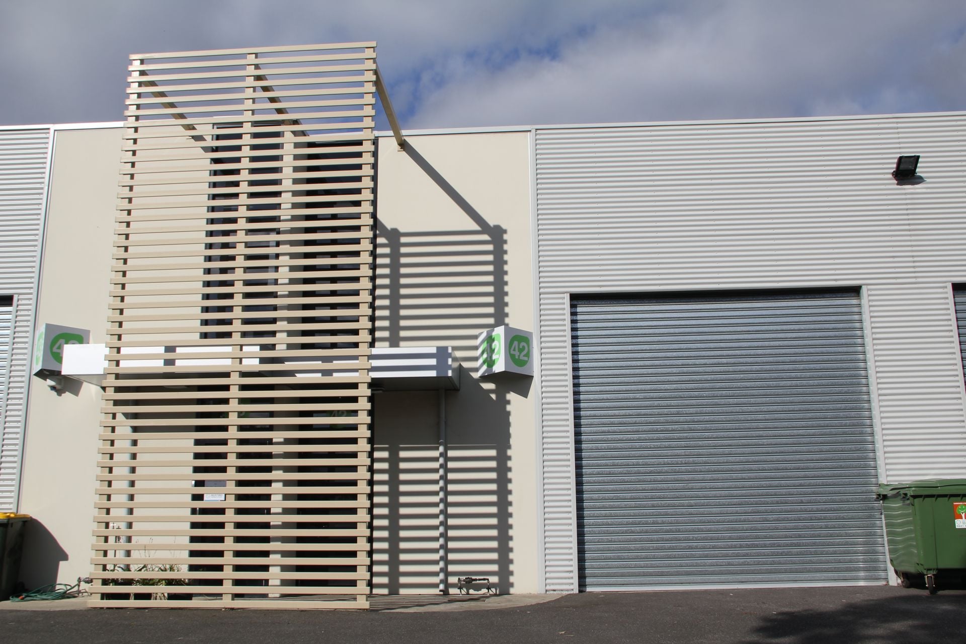 NEAR NEW 130M2 WAREHOUSE WITH STREET FRONTAGE M & M BUSINESS PARK