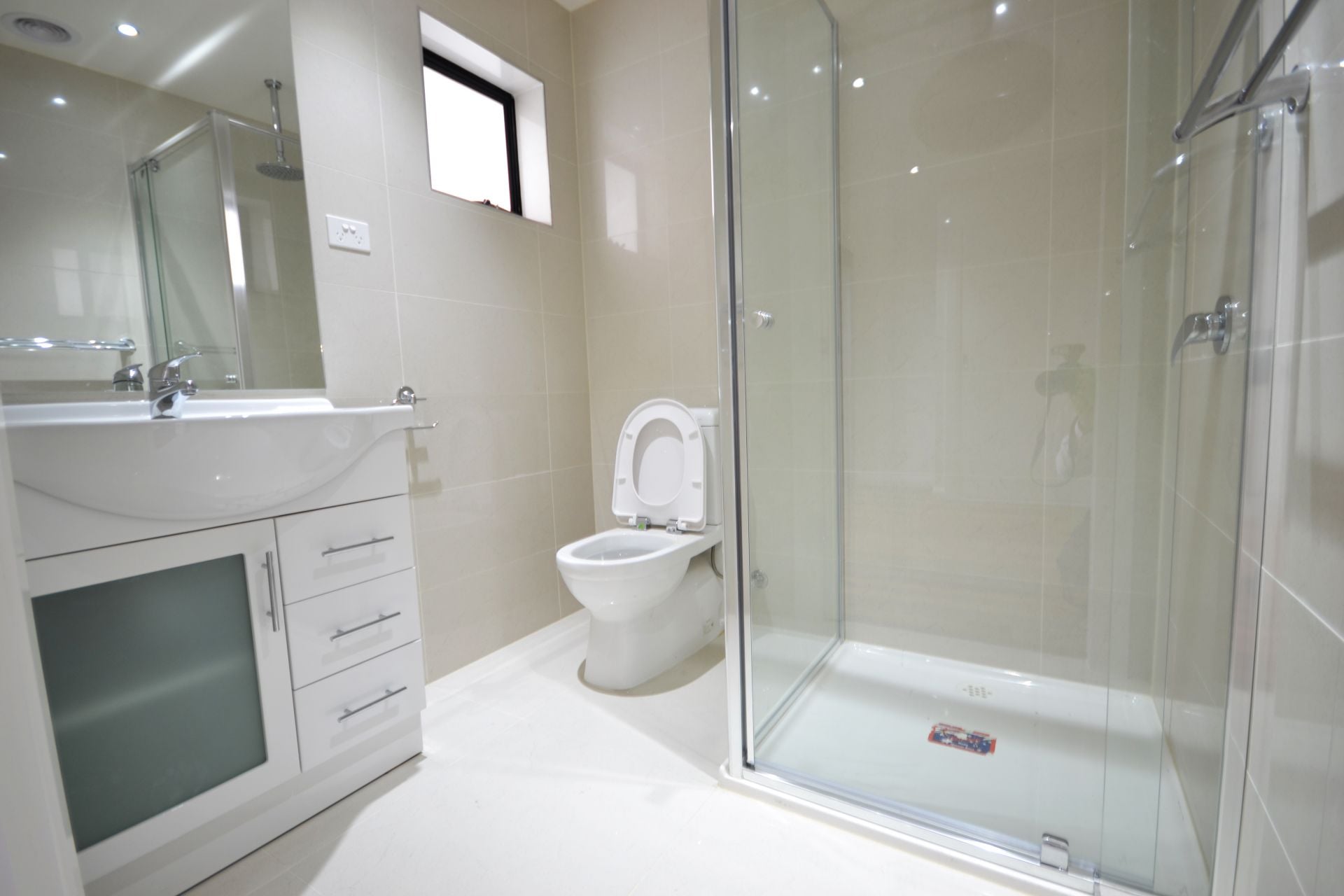 BOUTIQUE LIVING - Water & Power Usage Included