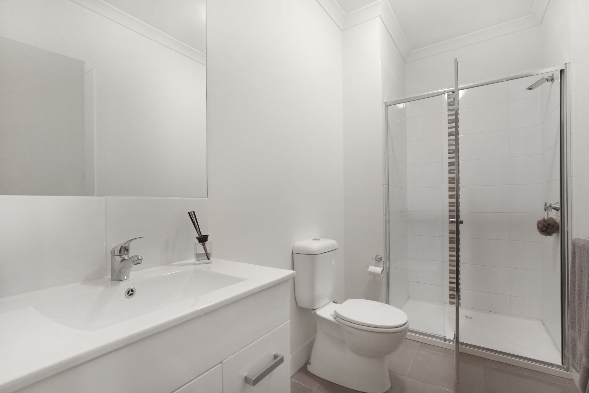 STYLISH, SPACIOUS AND WITH A TERRIFIC TERRACE