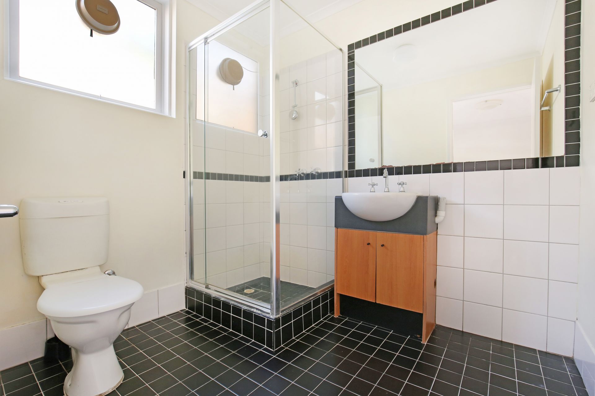 Stylish Thornbury Apartment In Prime Location!