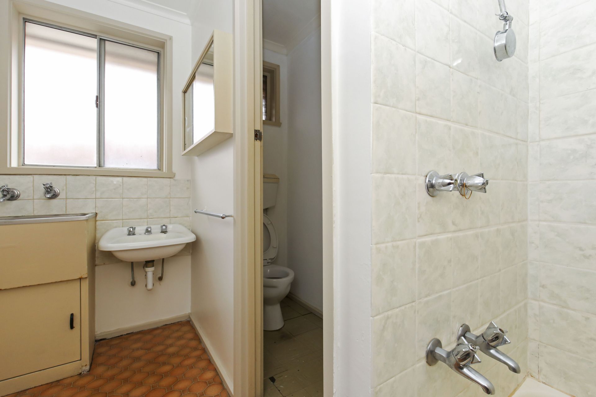 Affordable 2 Bedroom Unit with Courtyard and train station at your door step.