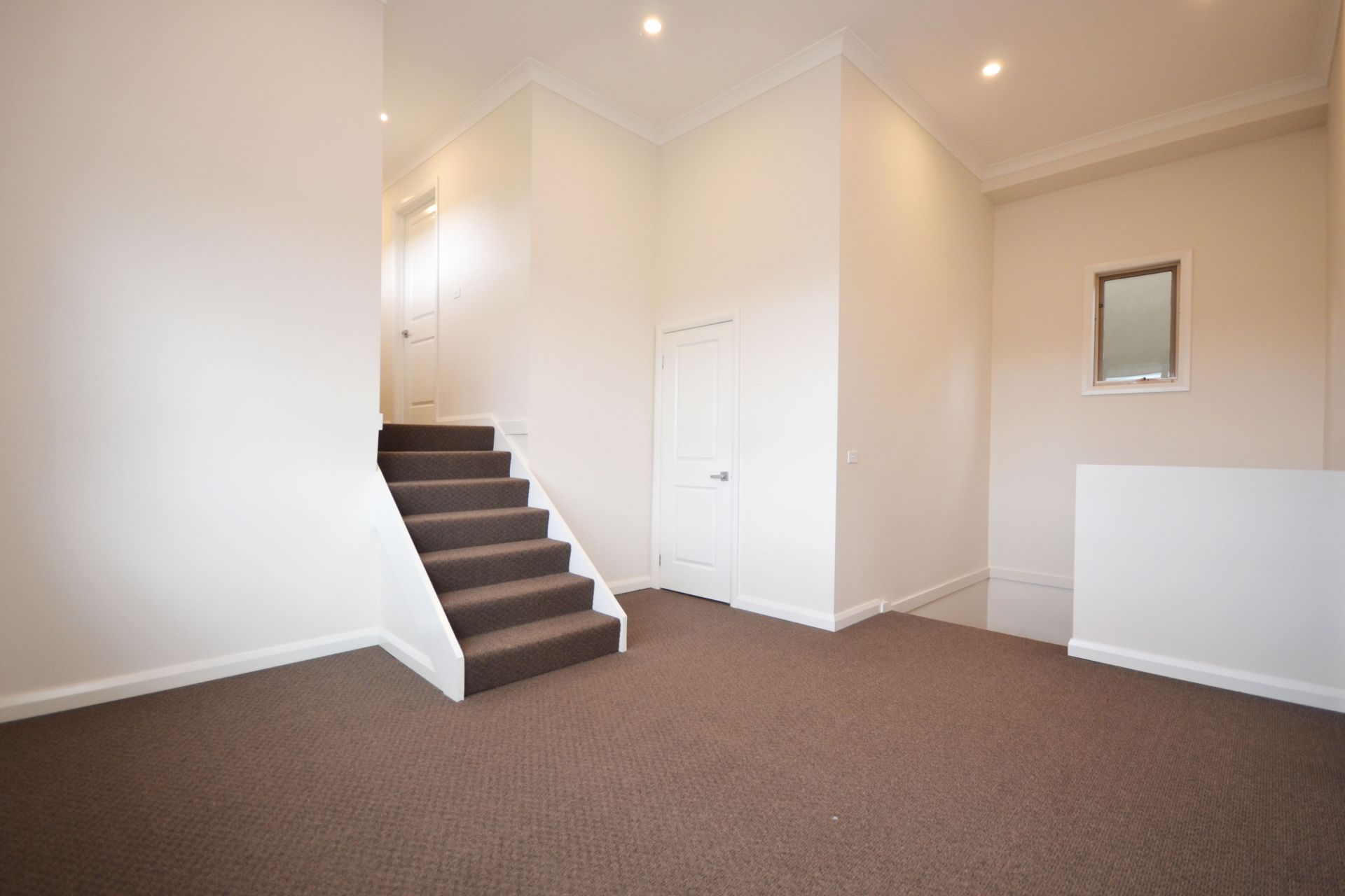 CONTEMPORARY DELIGHT – THE EPITOME OF ELEGANCE OVERLOOKING PARKLANDS
