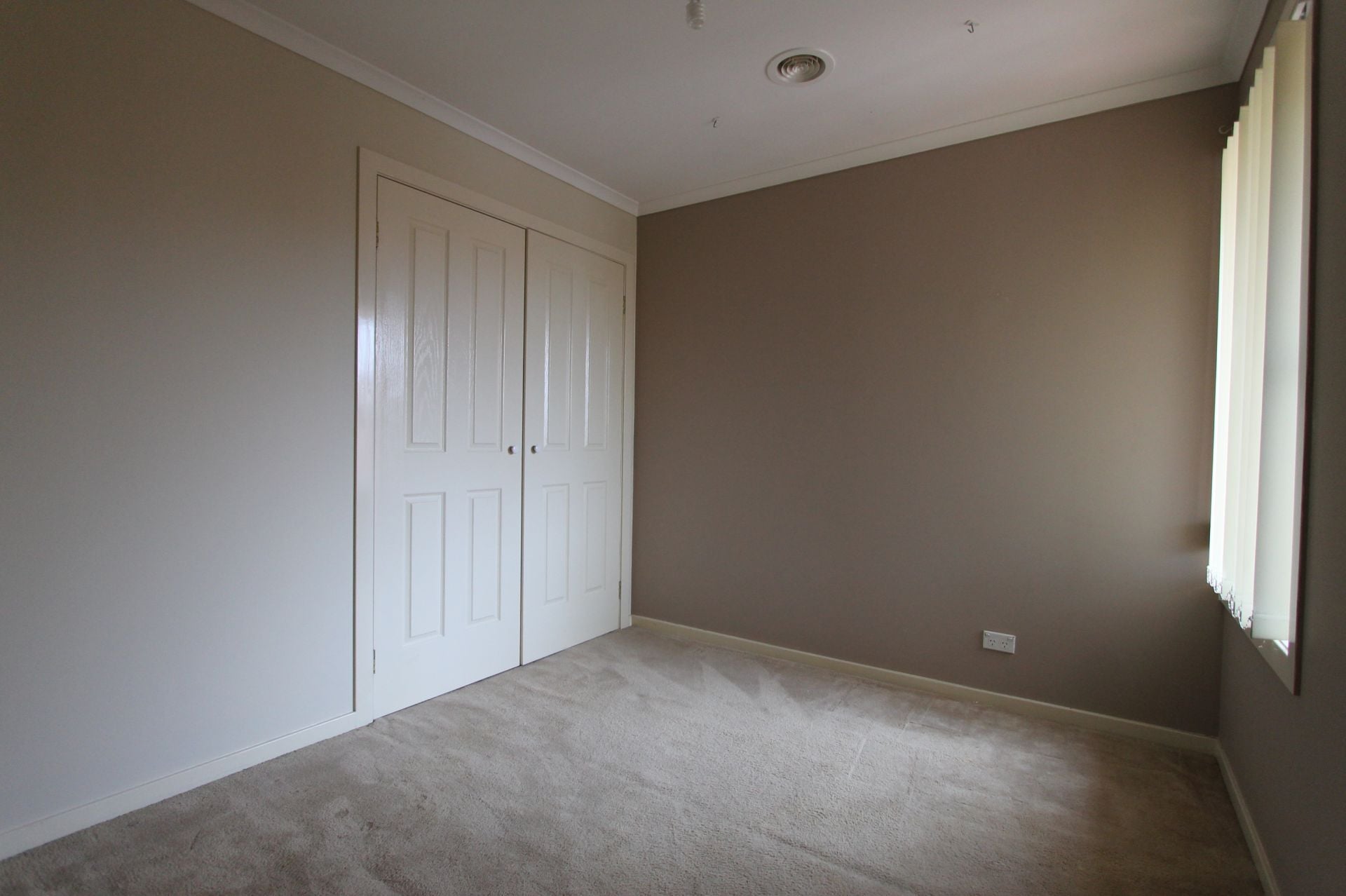 MODERN  TOWNHOUSE AT THE RIGHT PRICE