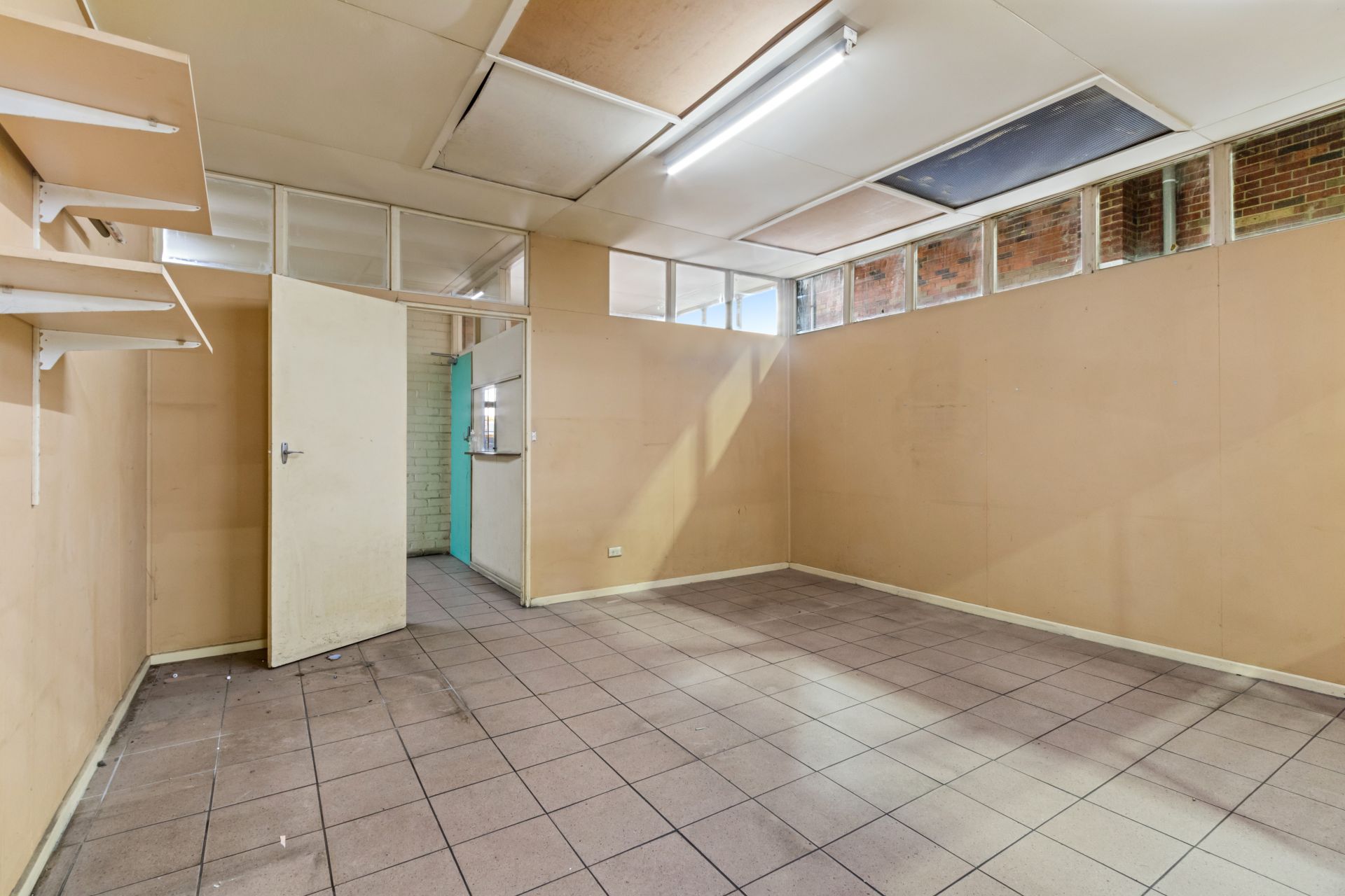 SECURE FREESTANDING WAREHOUSE IN CENRAL LOCATION