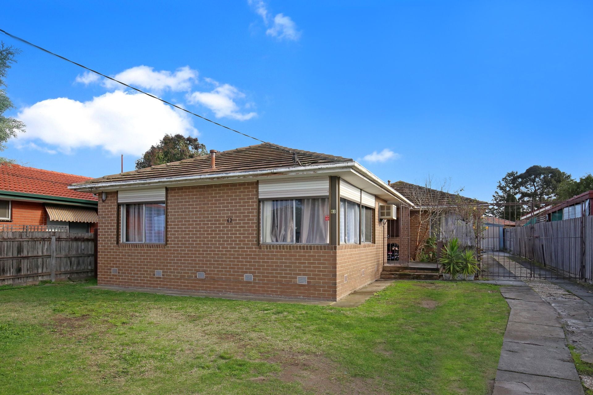 LOCATION, POTENTIAL, LAND ( APPROX 710m2 )