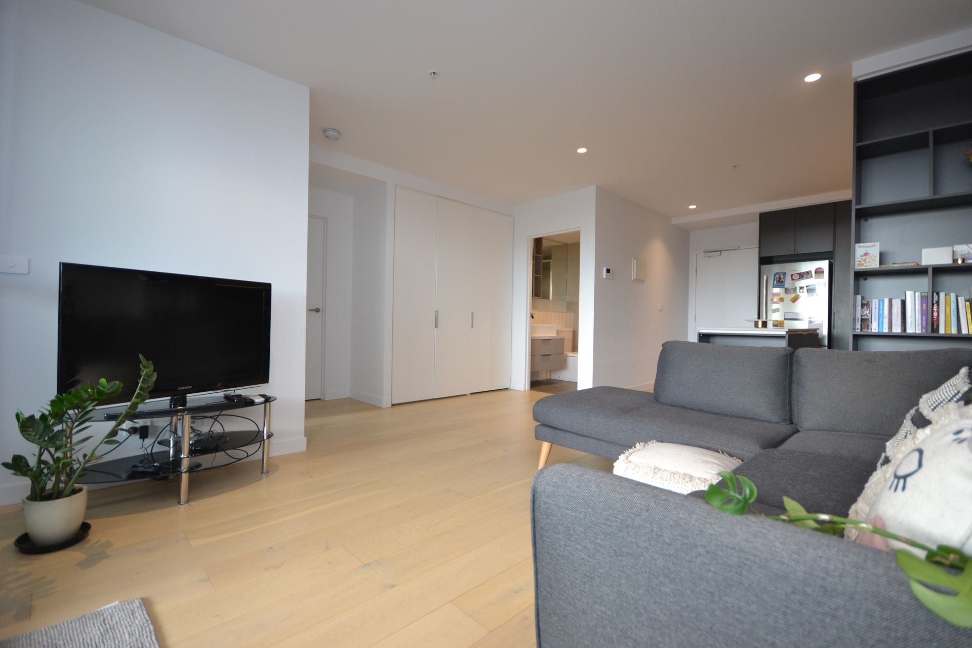 STYLISH APARTMENT LIVING IN A VIBRANT LIFESTYLE SETTING
AVAILABLE WITH OR WITHOUT FURNITURE