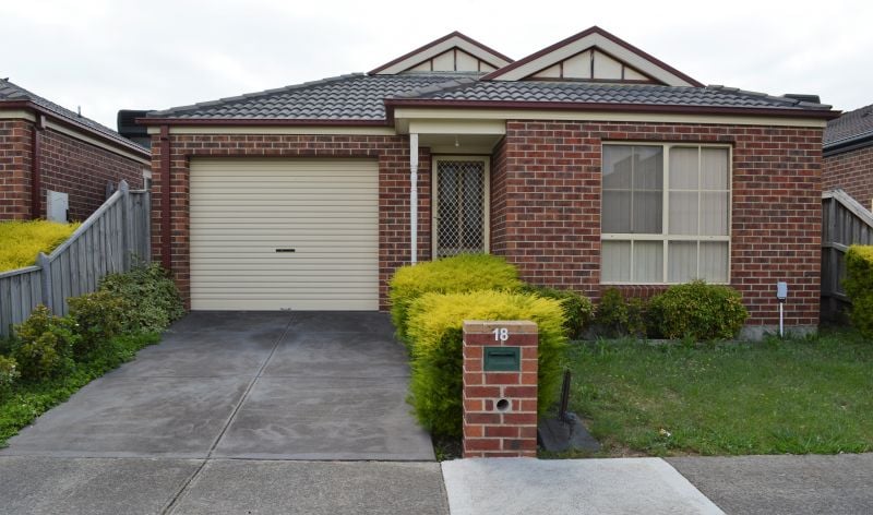 18 Charteris Grove, Epping