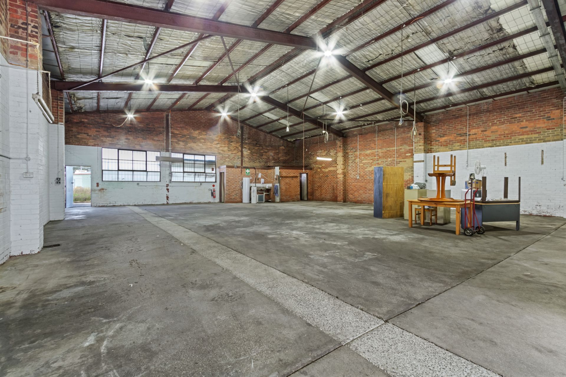 SECURE FREESTANDING WAREHOUSE IN CENRAL LOCATION
