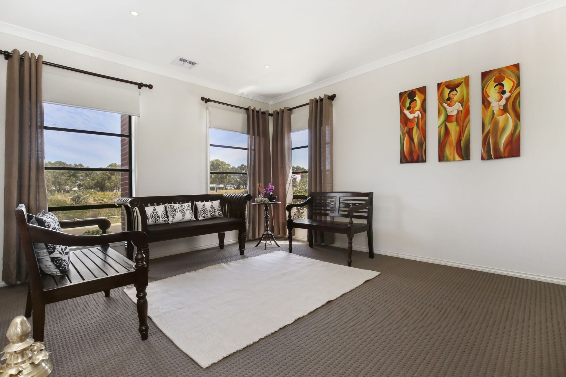 LUXURY LIVING !!!  ***GARDENER INCLUDED***
