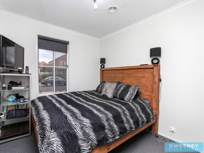 28 Blakeville Drive, Caroline Springs - Thumbnail 7