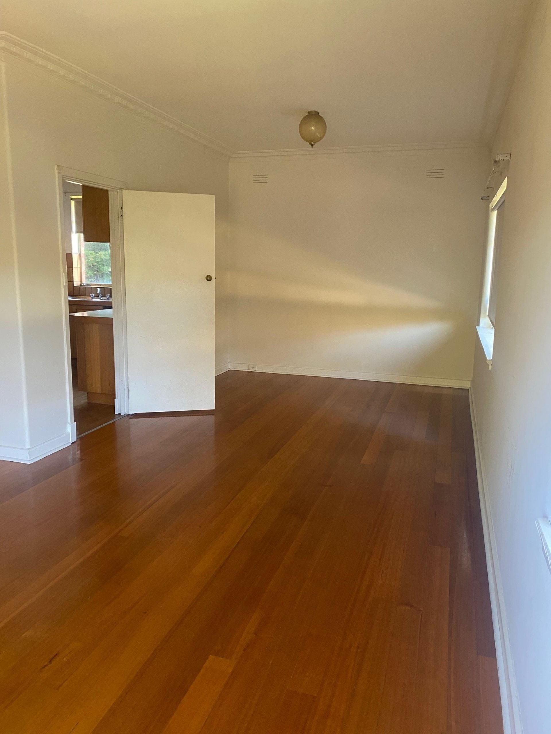 Perfect Location! 2 Bedroom in heart of Ivanhoe