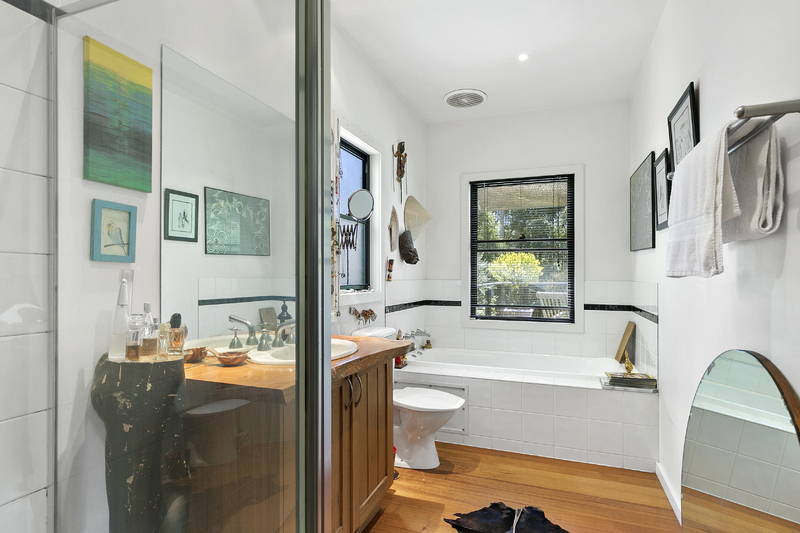 5 DWELLINGS/INCOME & ACREAGE, Lorne - Thumbnail 6
