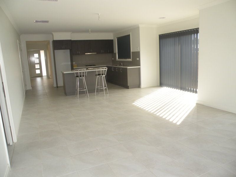 74 Tuross Crescent SOUTH MORANG, South Morang - Thumbnail 2