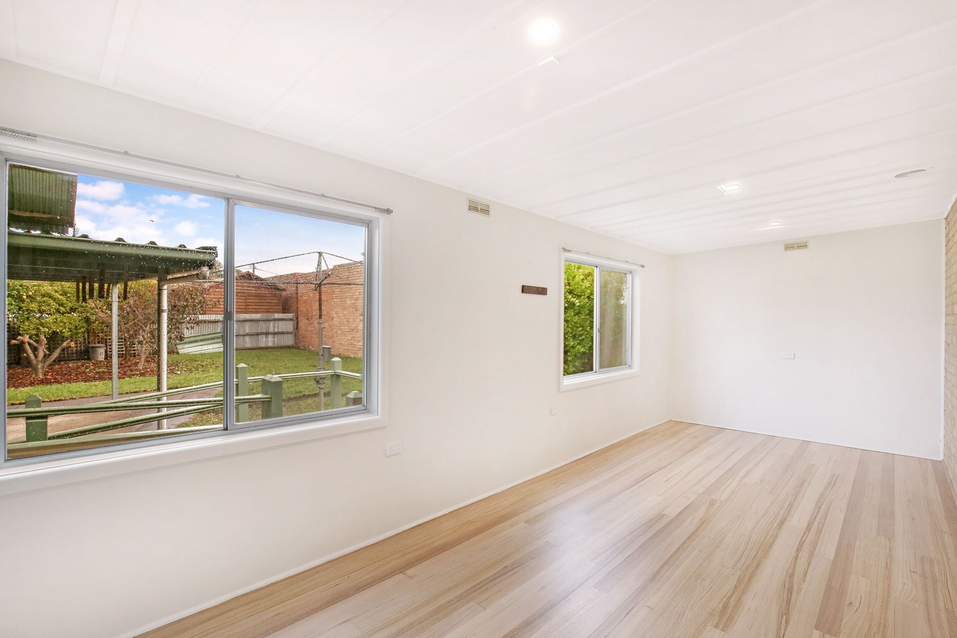UNDER OFFER!!!!