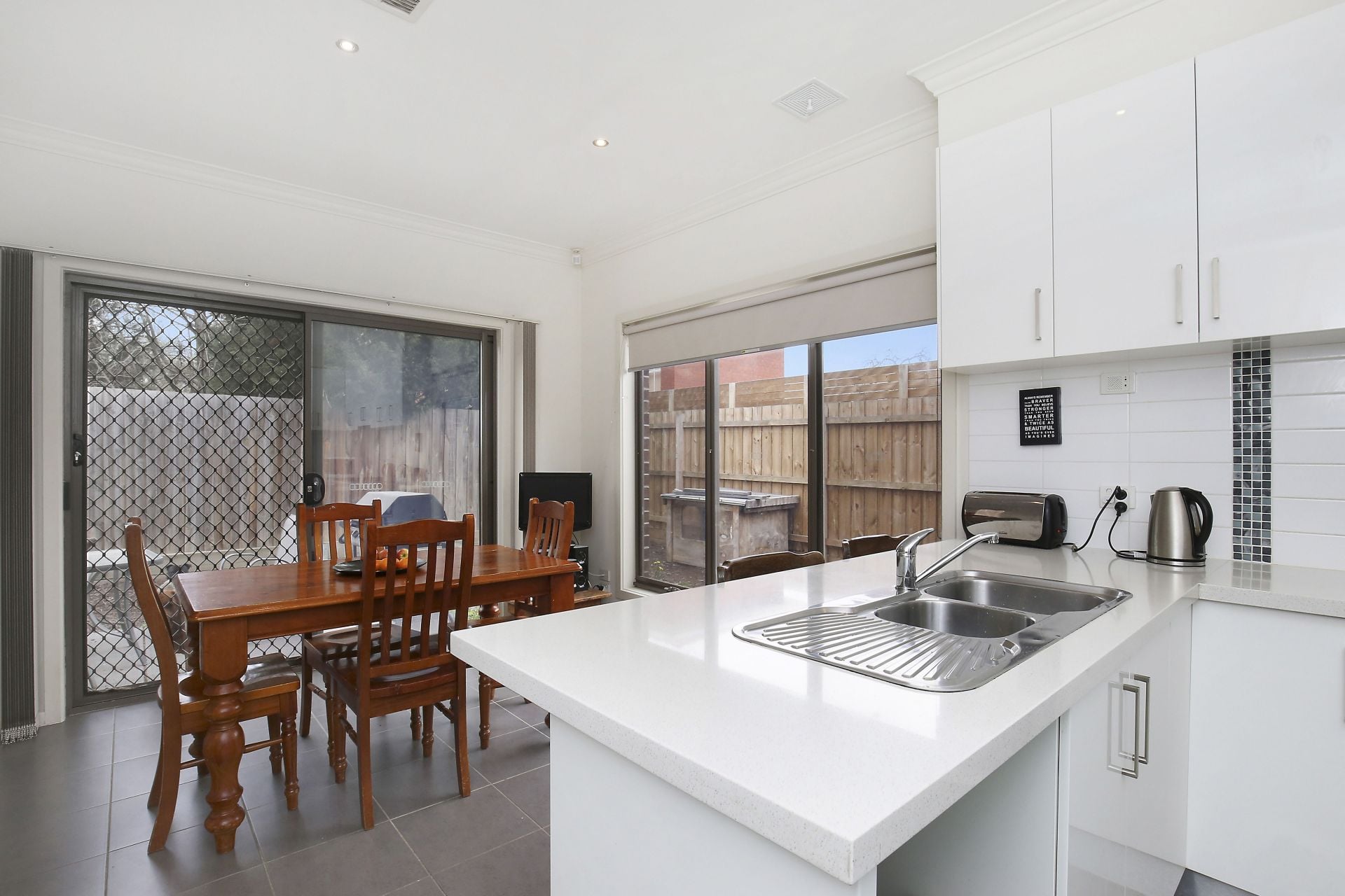 Lakes Estate Townhouse - FRESHLY PAINTED!