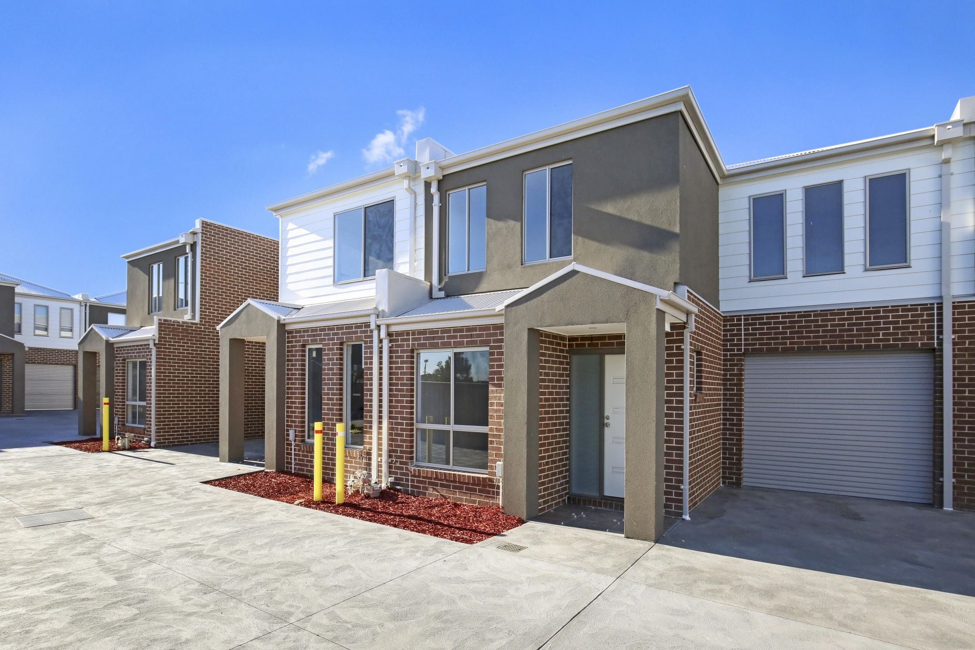MODERN 3 BEDROOM TOWNHOUSE