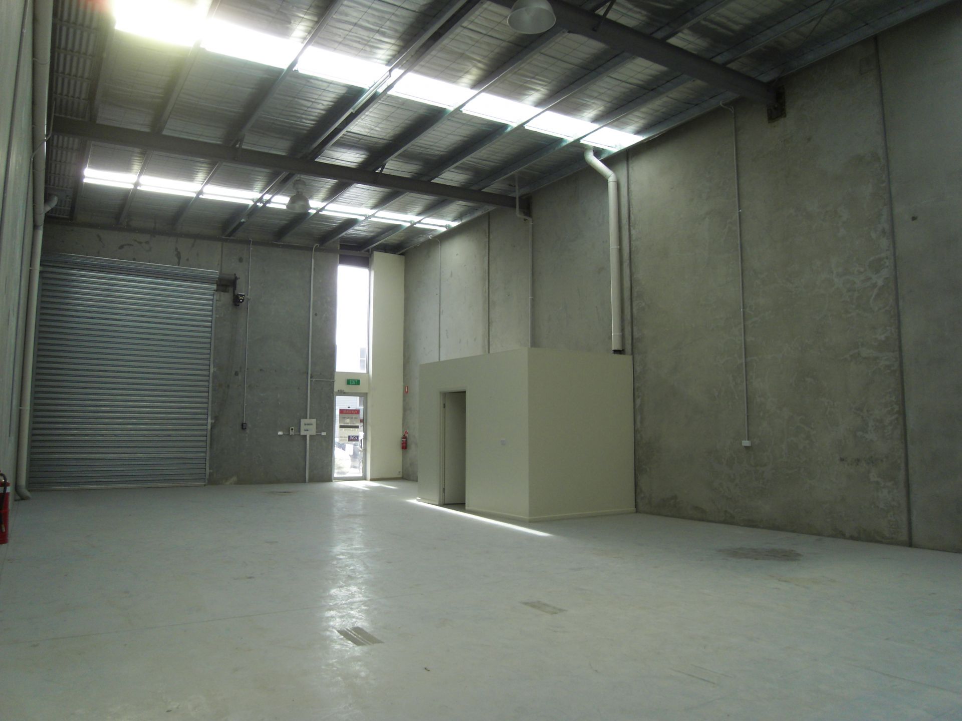 WAREHOUSE OF 164SQM IN THE HUB SOUTH MORANG!!