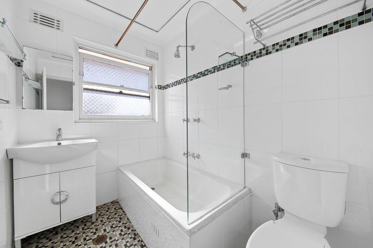 Light and Airy Renovated 2 Bedroom Unit