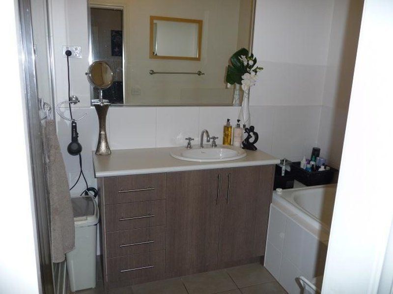 LOW MAINTENACE AND CLOSE TO ALL AMENITIES !!!