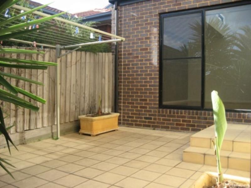 Spacious Contemporary Townhouse in Ivanhoe!