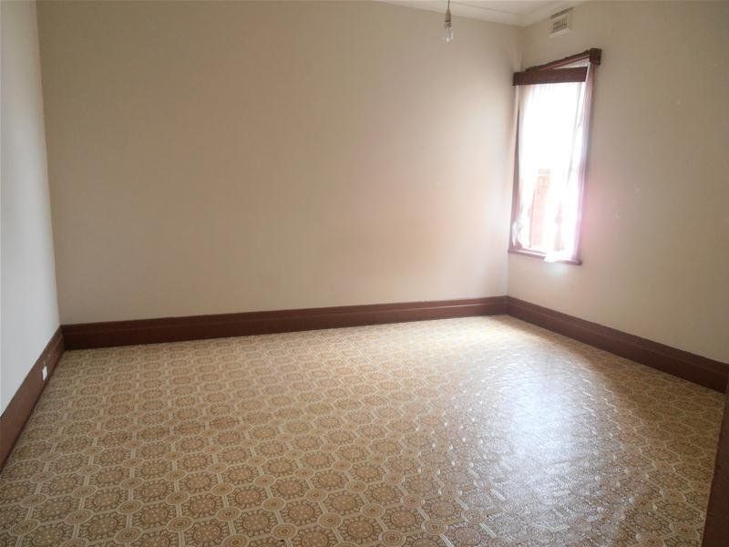 EXCELLENT RETAIL POSITION WITH DWELLING