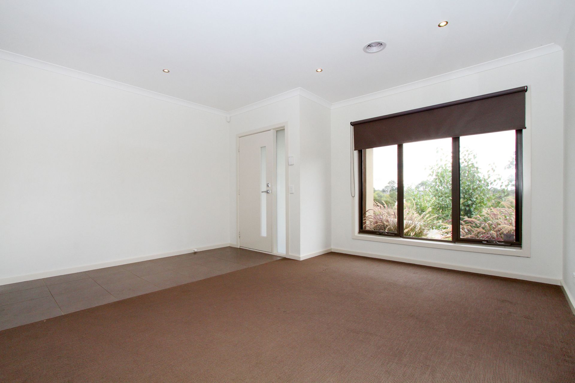 WALKING DISTANCE TO HAZEL GLEN COLLEGE!!!