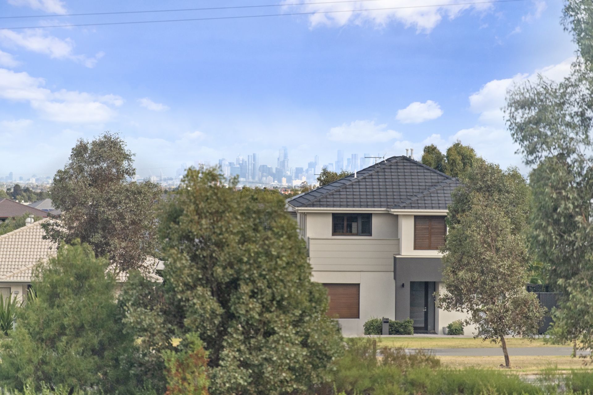 FULLY FURNISHED EX DISPLAY FAMILY HOME