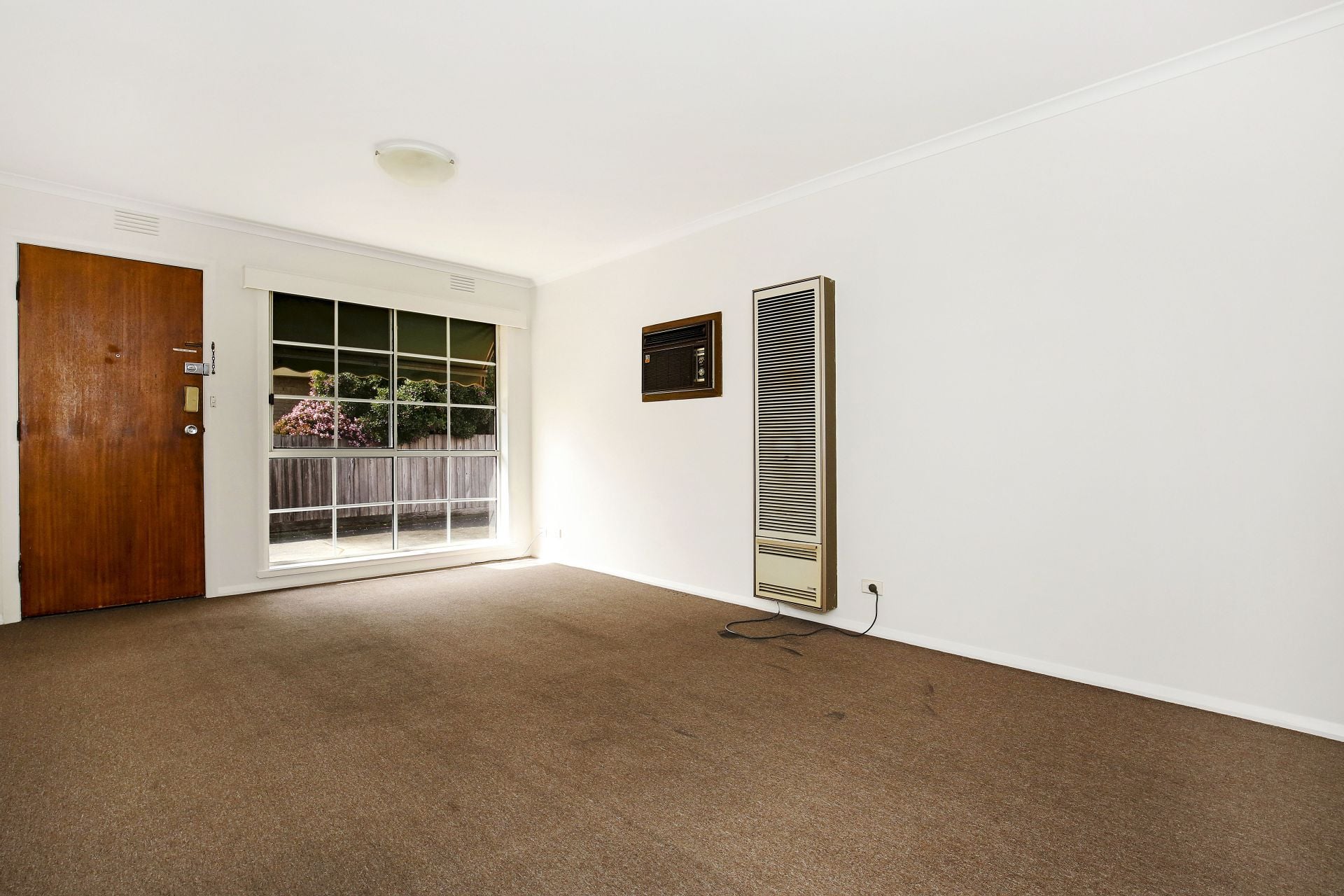 SPACIOUS UNIT IN THE HEART OF RESERVOIR!