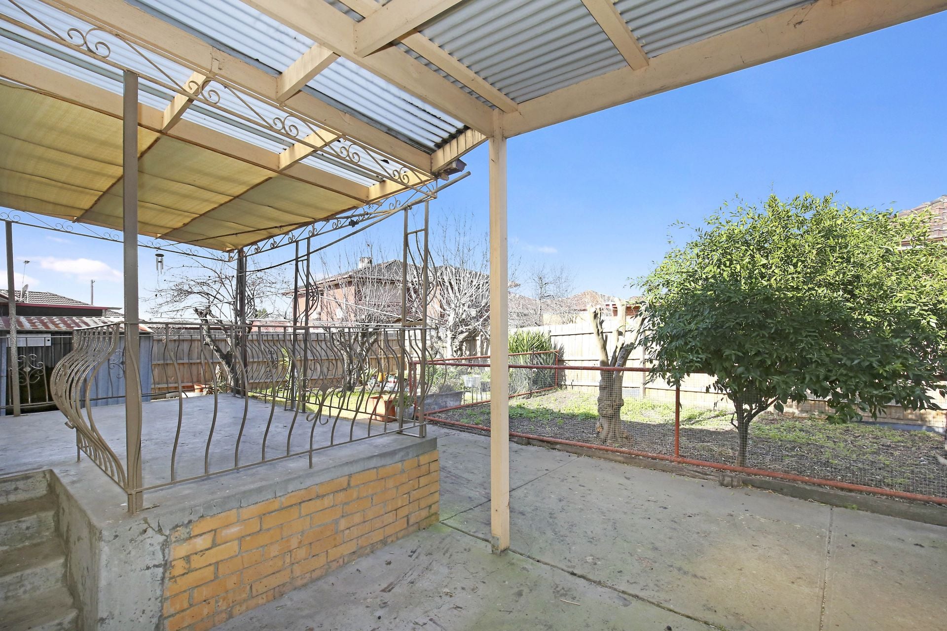 Enter The Market In Vibrant Location!