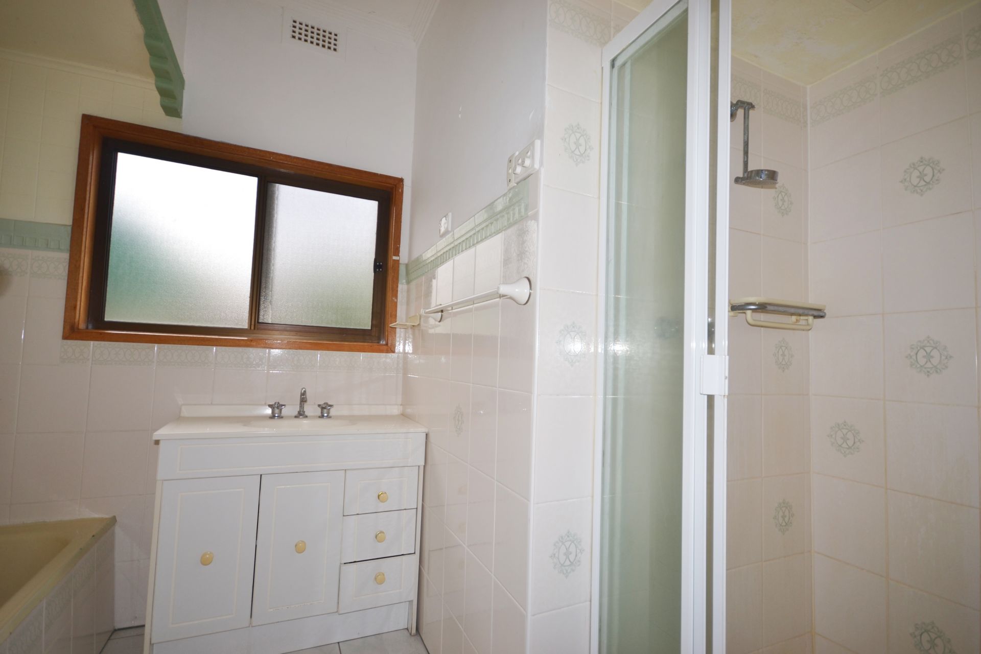 6 MONTH LEASE POSSIBLE - GOOD LOCATION!